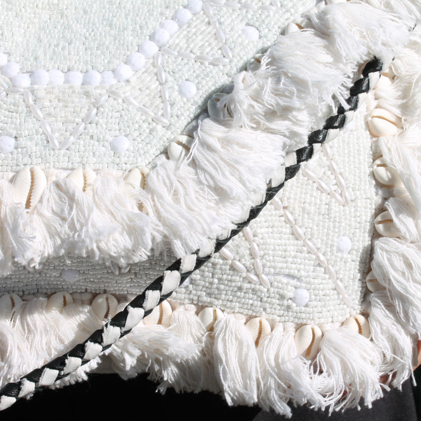 حقيبة بيضاء بتطريز ابيض